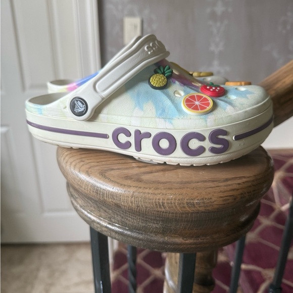 Crocs ladies size 6. Very good condition. White with buttons. Men’s 4 - Picture 3 of 12